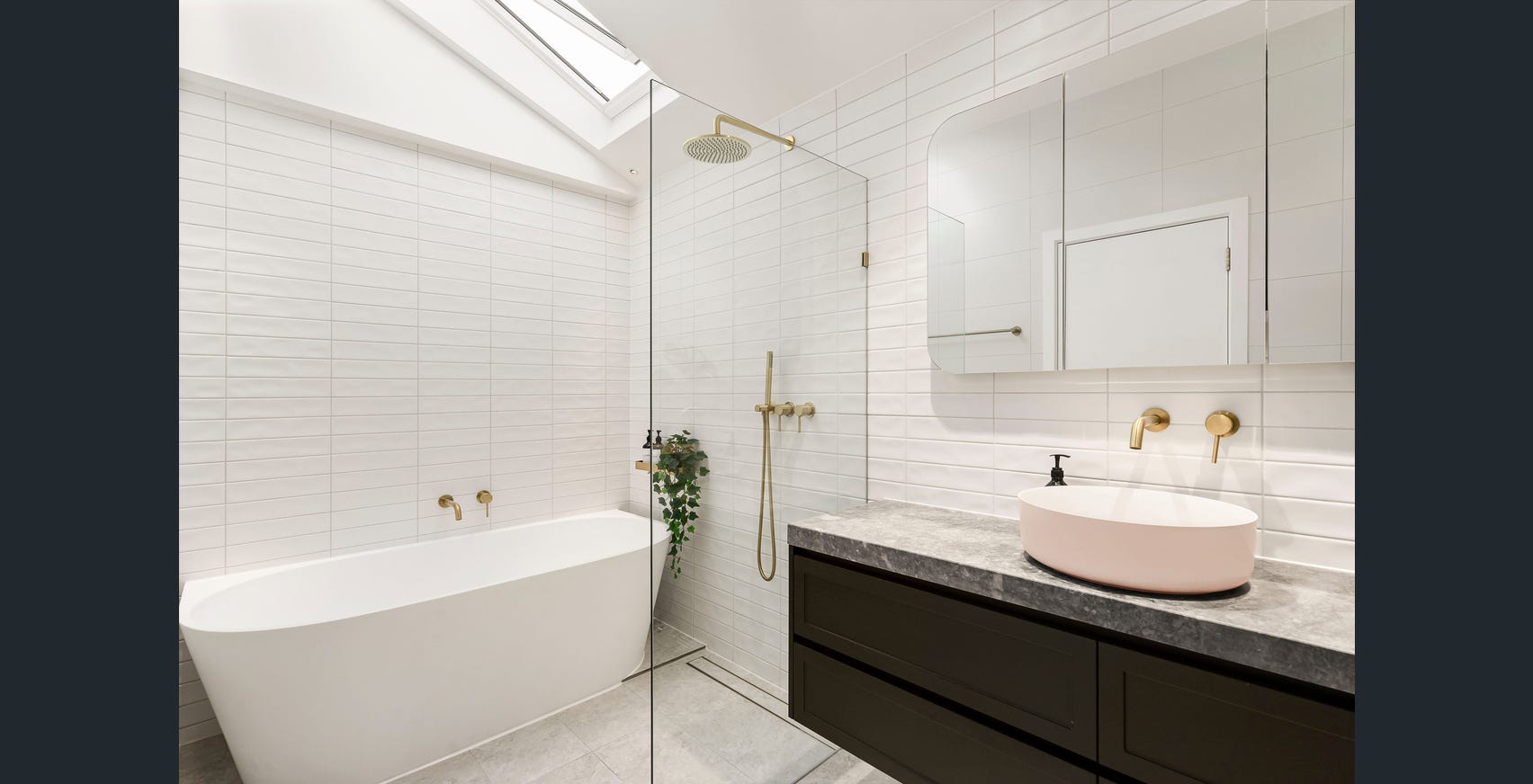 Shower Screen Brushed gold 2